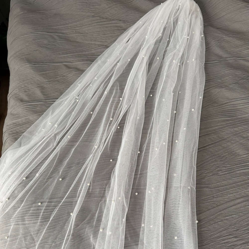 NEW! White long pearl veil